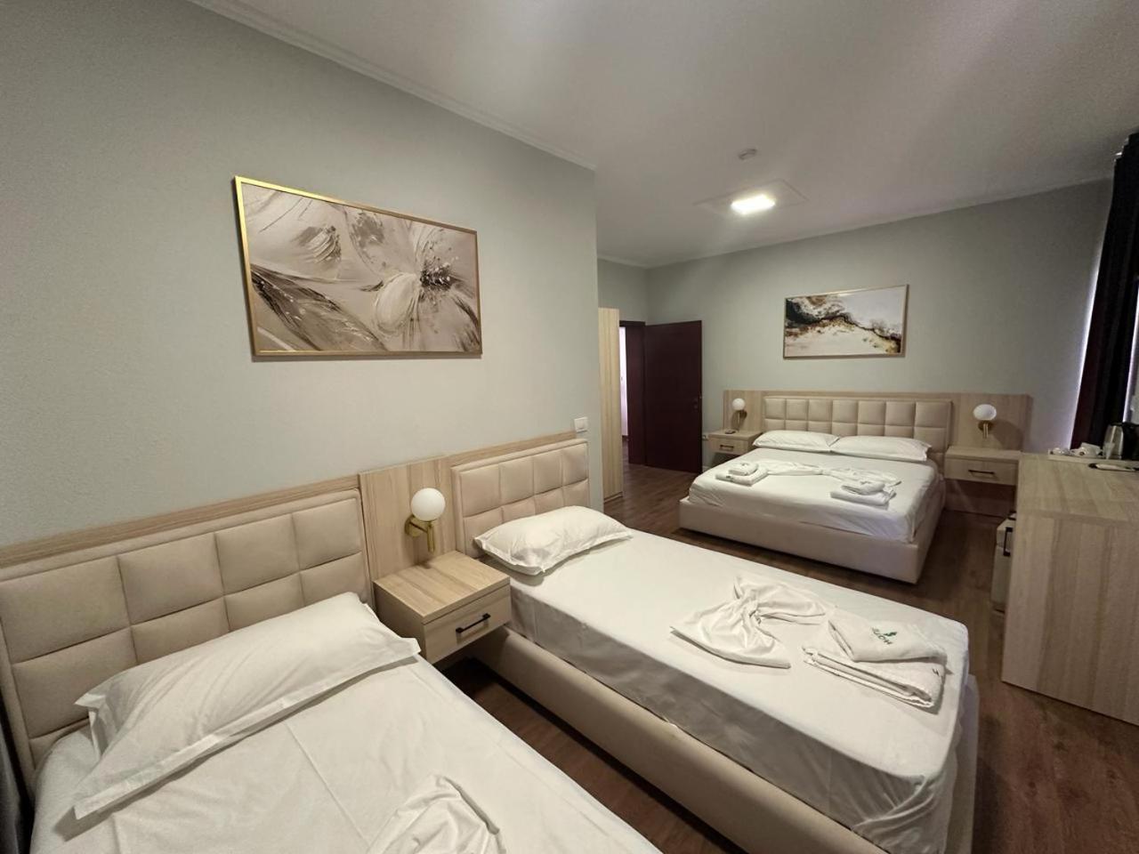 Hotel Dollari Kryemedhej Ngoại thất bức ảnh
