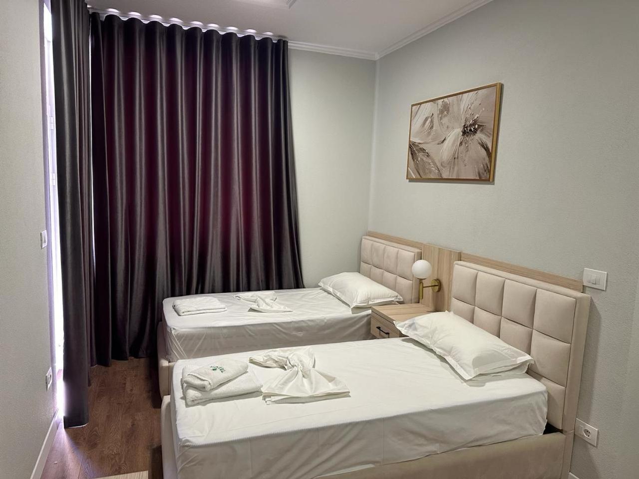 Hotel Dollari Kryemedhej Ngoại thất bức ảnh